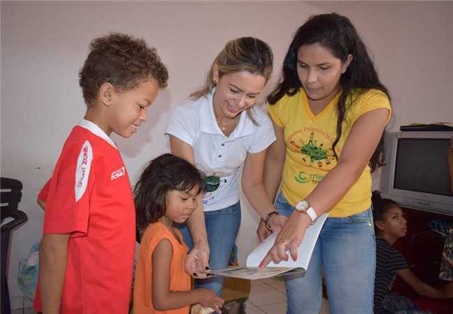 Famílias acompanhadas programa Criança Feliz recebem livros